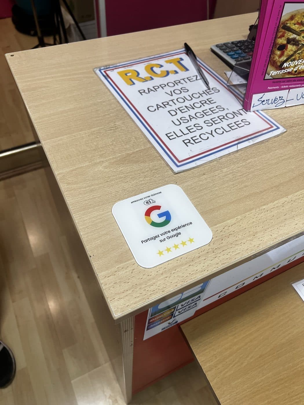 Plaque Avis Google installée sur le comptoir d'une boutique