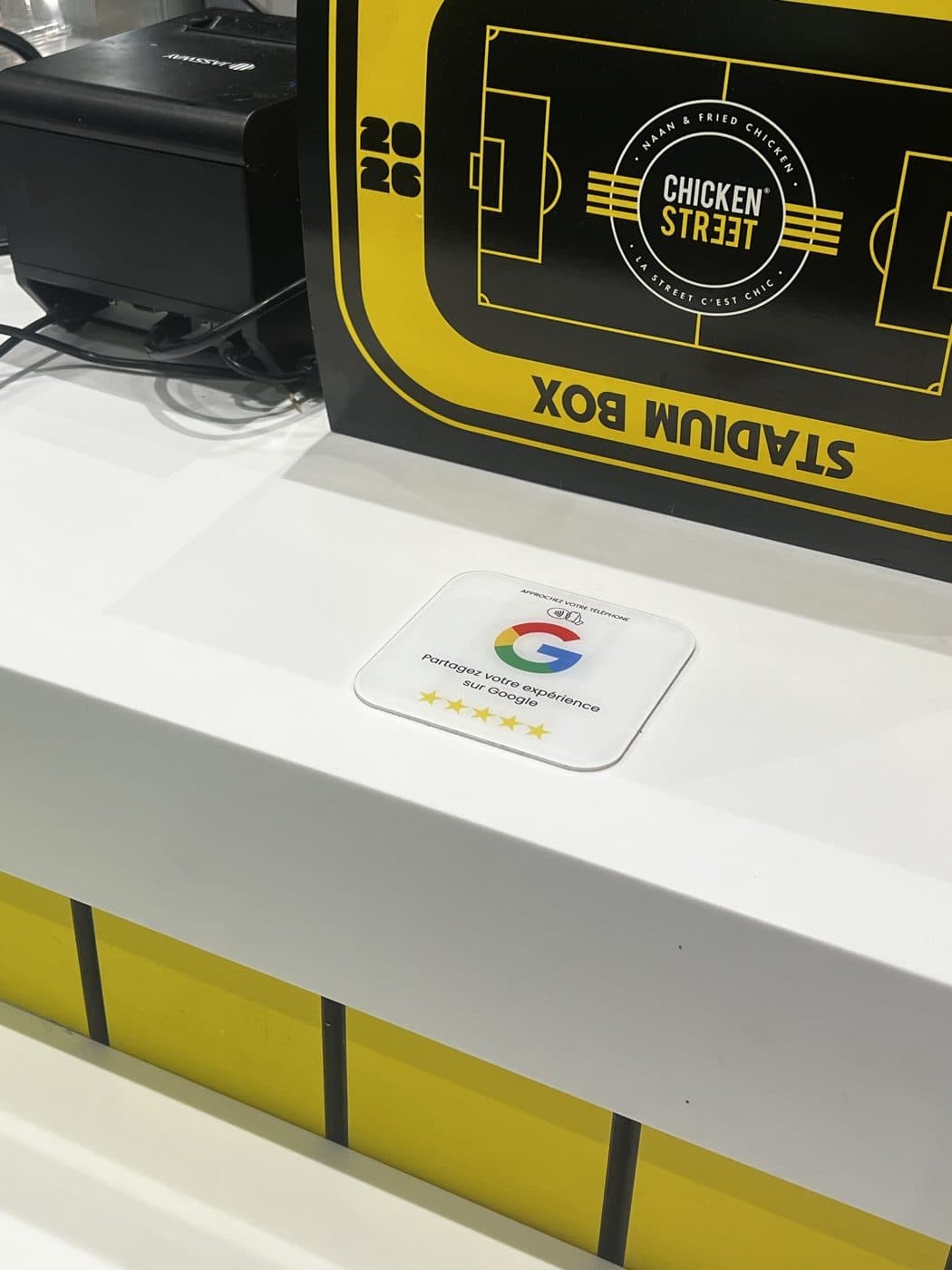 Plaque Avis Google Maison Hive posée sur le comptoir du restaurant Chicken Street