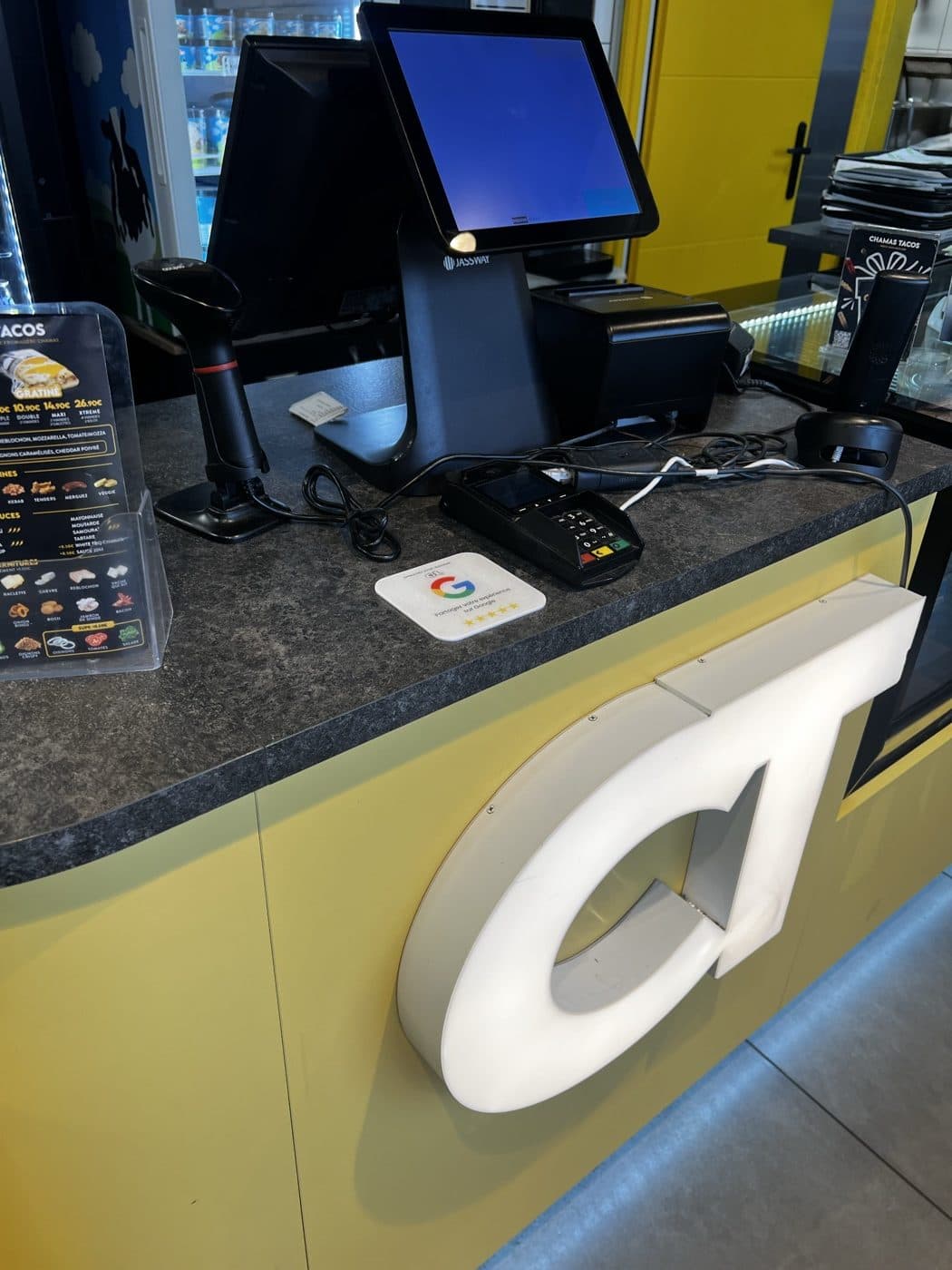 Plaque Avis Google sur le comptoir de caisse d'un restaurant O'Tacos